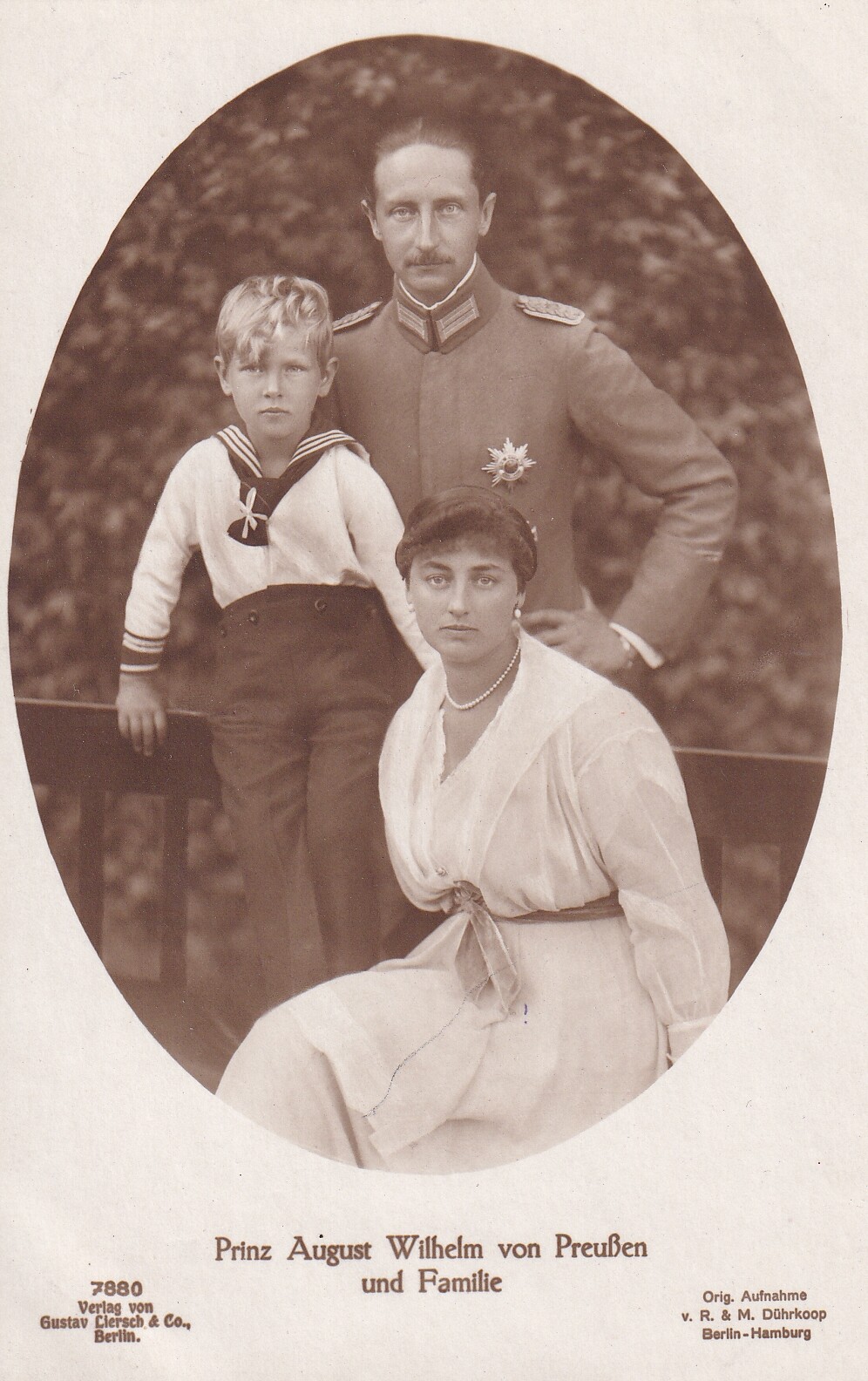 Bildpostkarte mit Foto der Familie des Prinzen August Wilhelm von Preußen, 1917 (Schloß Wernigerode GmbH RR-F)