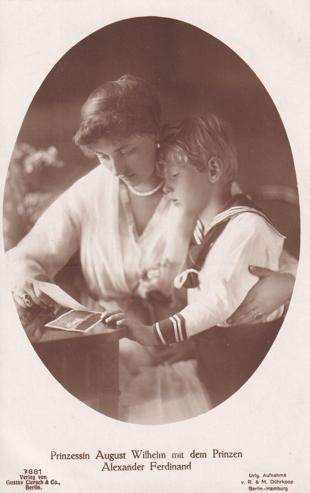 Bildpostkarte mit Foto der Prinzessin Alexandra Viktoria von Preußen mit ihrem Sohn, 1917 (Schloß Wernigerode GmbH RR-F)