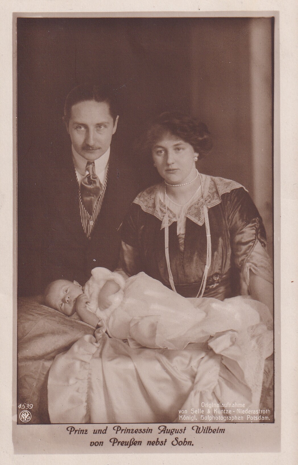 Bildpostkarte mit Foto der Familie des Prinzen August Wilhelm von Preußen, 1913 (Schloß Wernigerode GmbH RR-F)