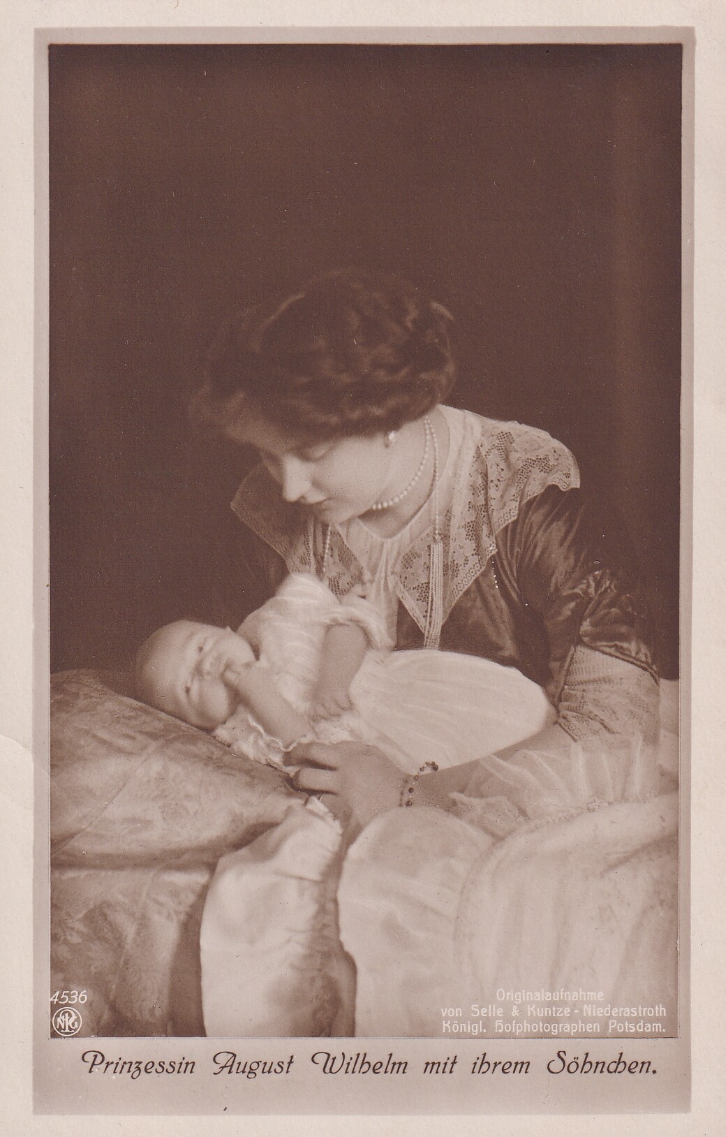 Bildpostkarte mit Foto der Prinzessin Alexandra Viktoria von Preußen mit ihrem Sohn, 1913 (Schloß Wernigerode GmbH RR-F)