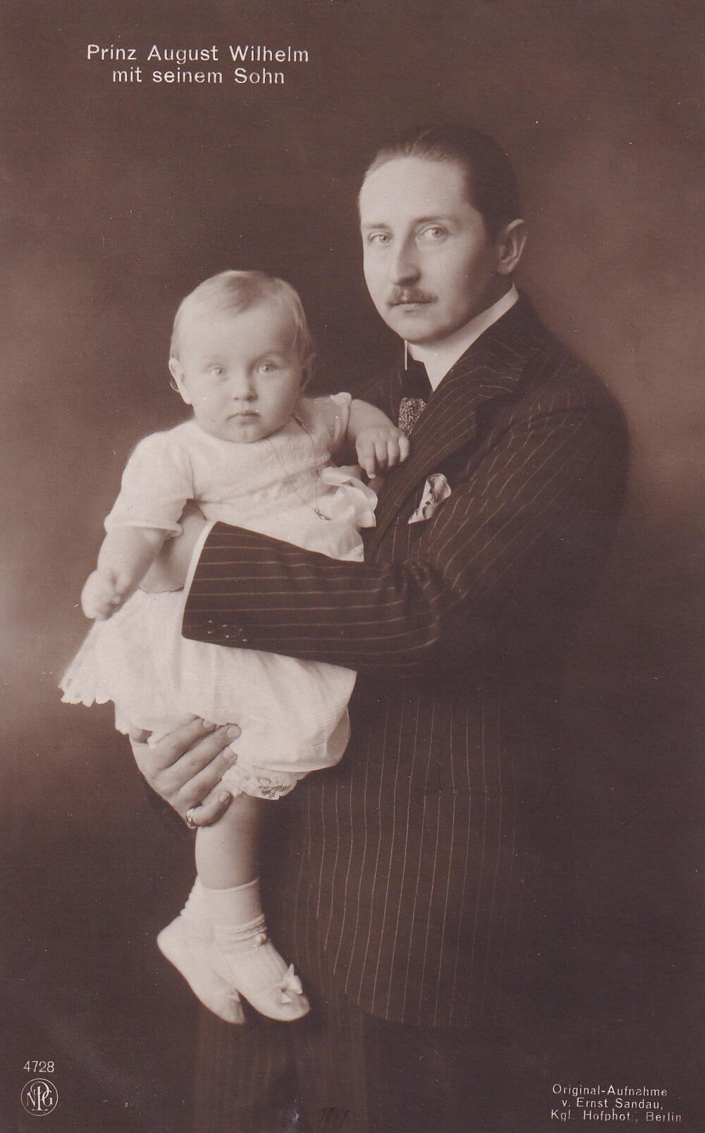 Bildpostkarte mit Foto des Prinzen August Wilhelm von Preußen mit Windhund, 1914 (Schloß Wernigerode GmbH RR-F)
