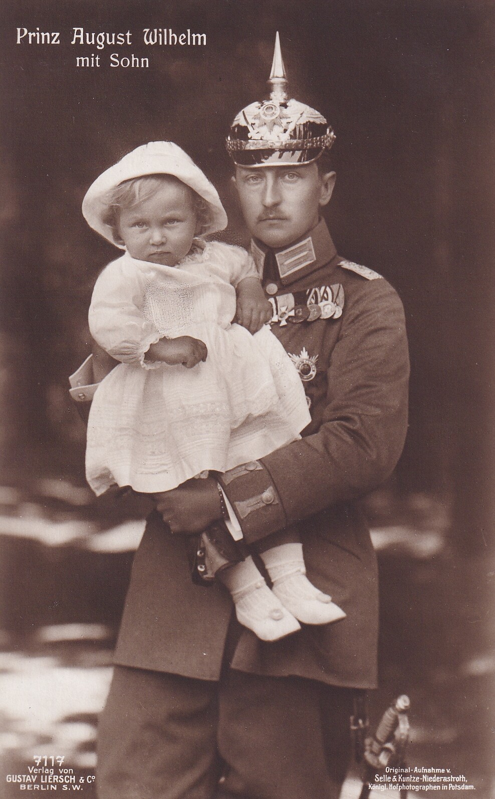 Bildpostkarte mit Foto des Prinzen August Wilhelm von Preußen mit seinem Sohn, 1914 (Schloß Wernigerode GmbH RR-F)