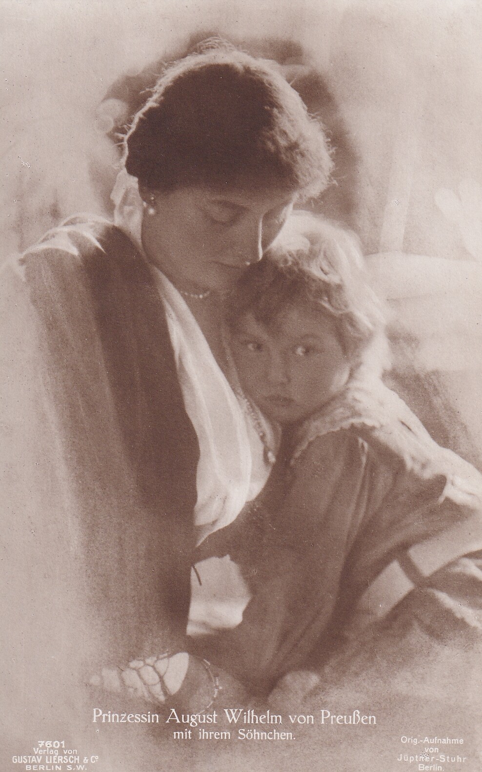 Bildpostkarte mit Foto der Prinzessin Alexandra Viktoria von Preußen mit ihrem Sohn, 1915 (Schloß Wernigerode GmbH RR-F)