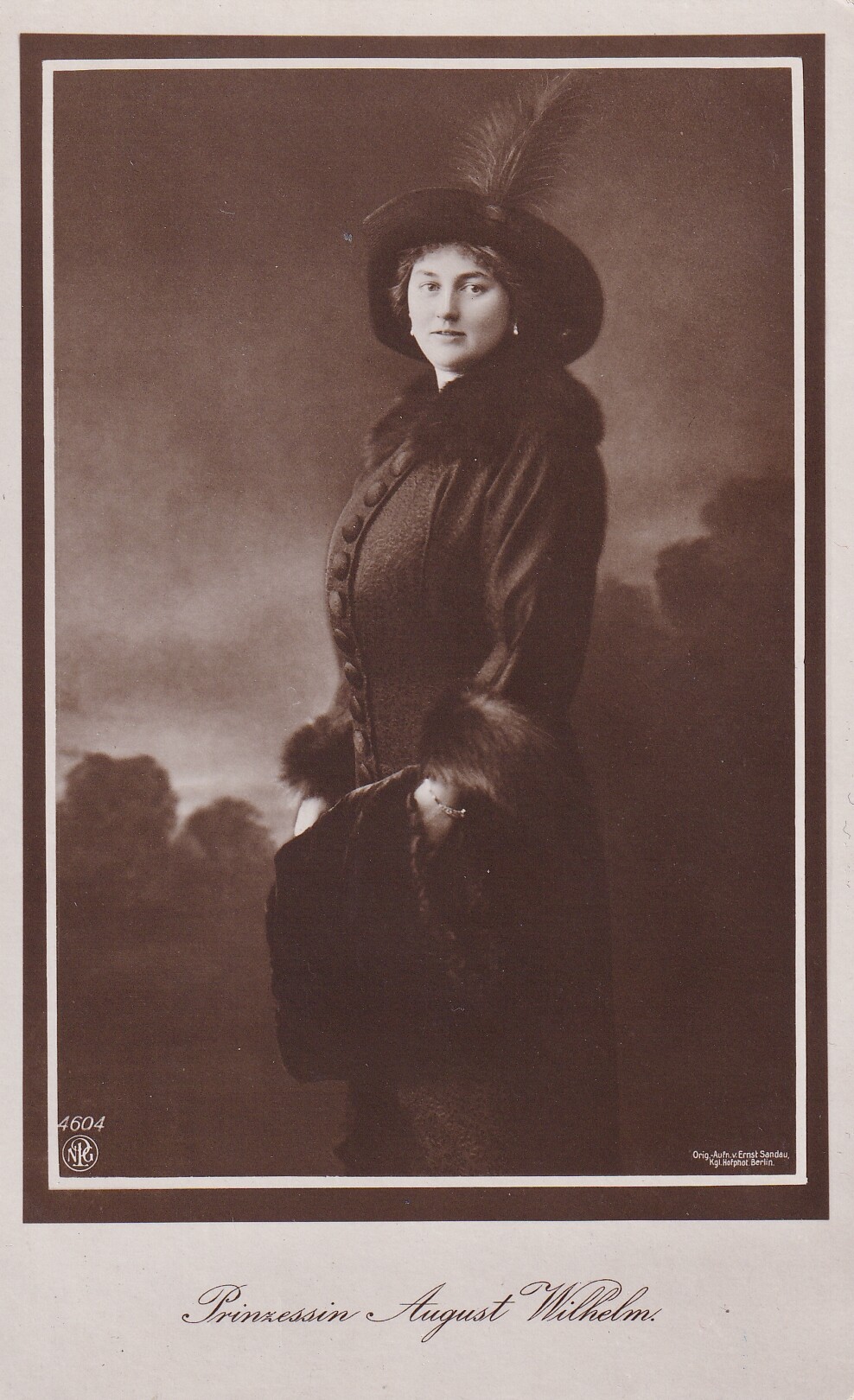 Bildpostkarte mit Foto der Prinzessin Alexandra Viktoria von Preußen, 1914 (Schloß Wernigerode GmbH RR-F)