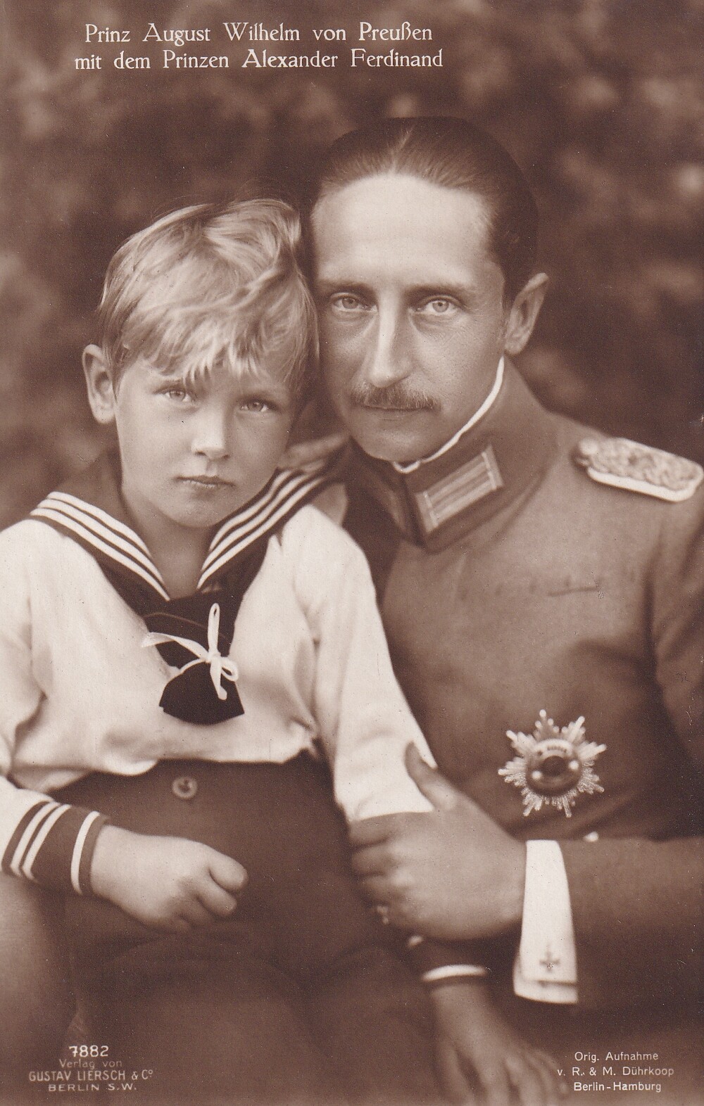 Bildpostkarte mit Foto des Prinzen August Wilhelm von Preußen mit seinem Sohn, 1917 (Schloß Wernigerode GmbH RR-F)
