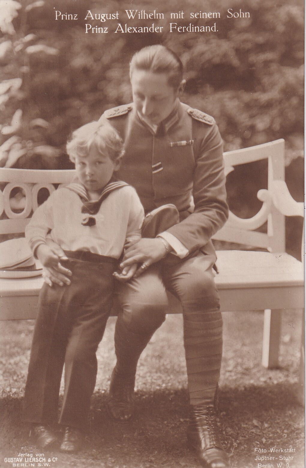 Bildpostkarte mit Foto des Prinzen August Wilhelm von Preußen mit seinem Sohn, 1916 (Schloß Wernigerode GmbH RR-F)