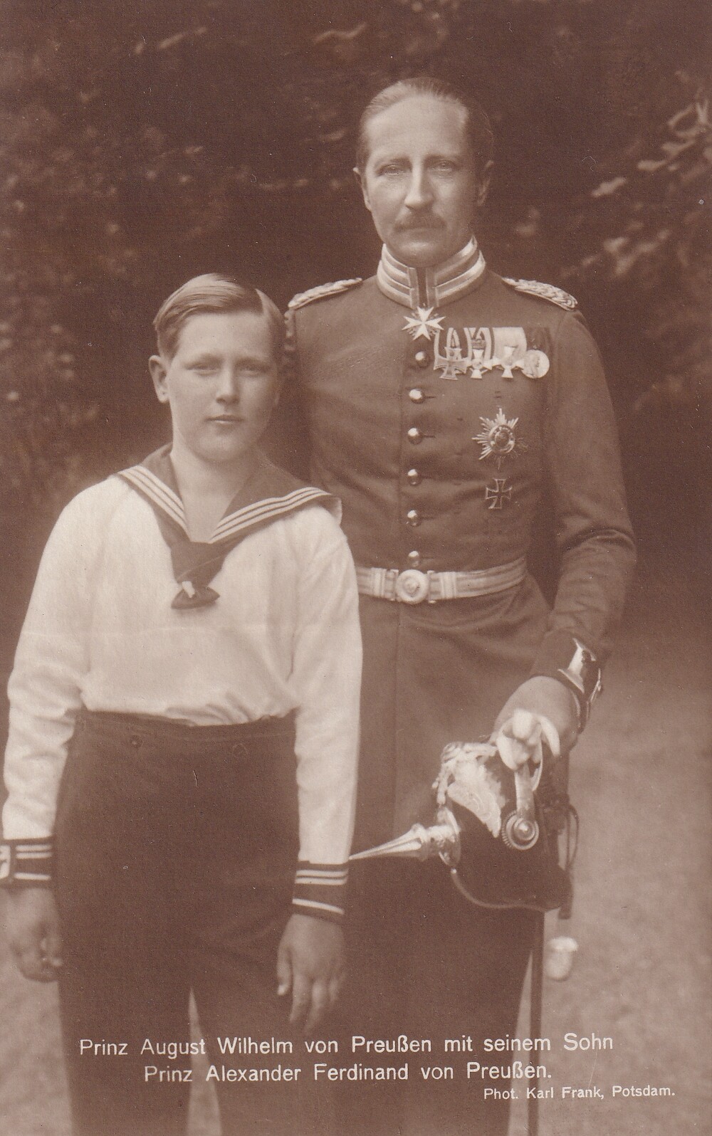 Bildpostkarte mit Foto von August Wilhelm Prinz von Preußen mit seinem Sohn, 1922 (Schloß Wernigerode GmbH RR-F)