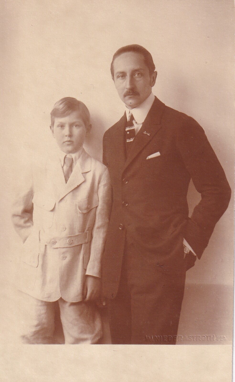 Bildpostkarte mit Foto von August Wilhelm Prinz von Preußen mit seinem Sohn, 1921 (Schloß Wernigerode GmbH RR-F)