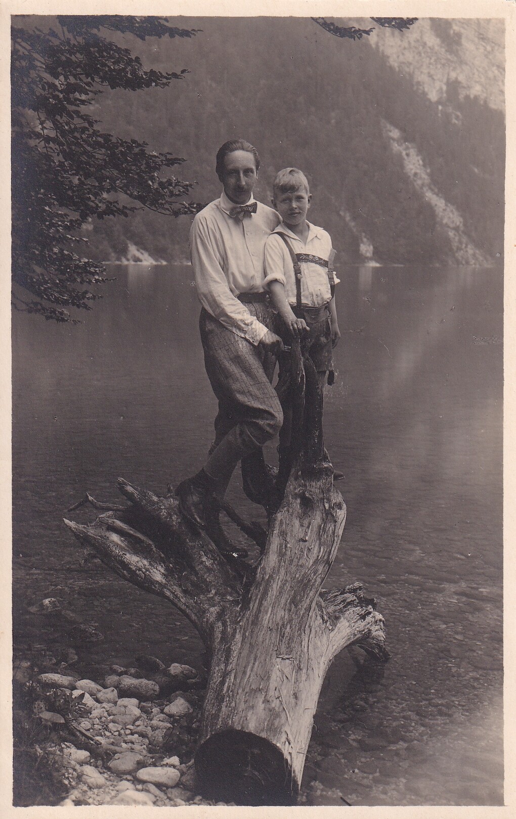 Bildpostkarte mit Foto von August Wilhelm Prinz von Preußen mit seinem Sohn, 1920 (Schloß Wernigerode GmbH RR-F)