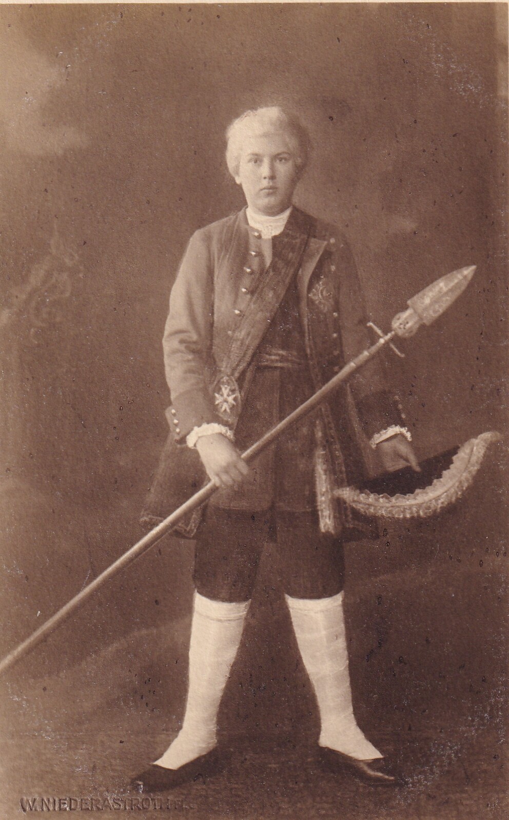 Bildpostkarte mit Foto des Alexander Ferdinand Prinz von Preußen in historischem Kostüm, 1924 (Schloß Wernigerode GmbH RR-F)