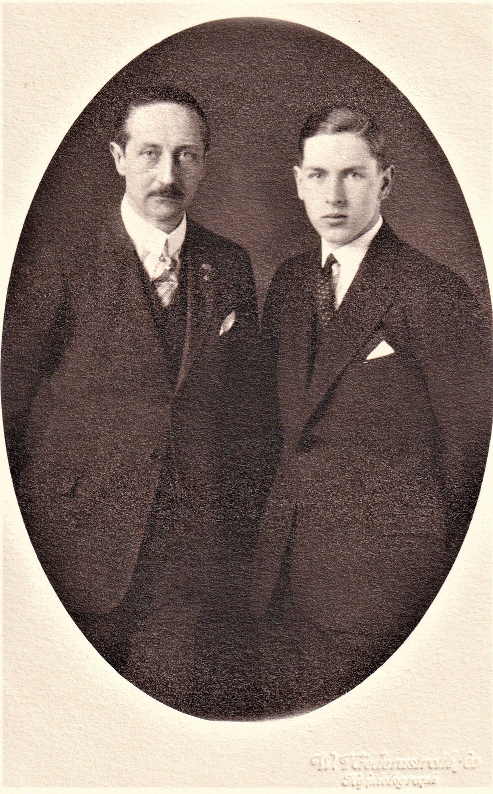 Bildpostkarte mit Foto des August Wilhelm Prinz von Preußen mit seinem Sohn Alexander, 1927 (Schloß Wernigerode GmbH RR-F)
