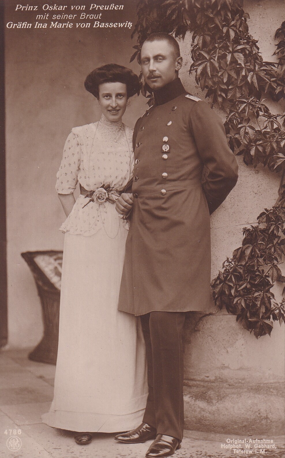 Bildpostkarte mit Foto von Prinz Oskar von Preußen und seiner Braut Ina Marie, 1914 (Schloß Wernigerode GmbH RR-F)