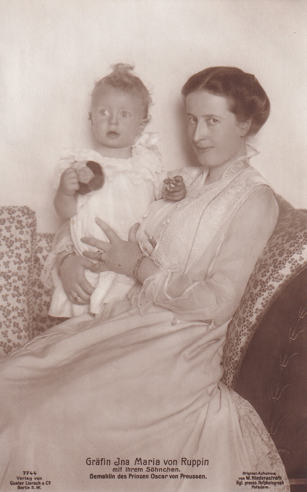 Bildpostkarte mit Foto der Gräfin Ina Marie von Ruppin mit ihrem Sohn Oskar, 1916 (Schloß Wernigerode GmbH RR-F)