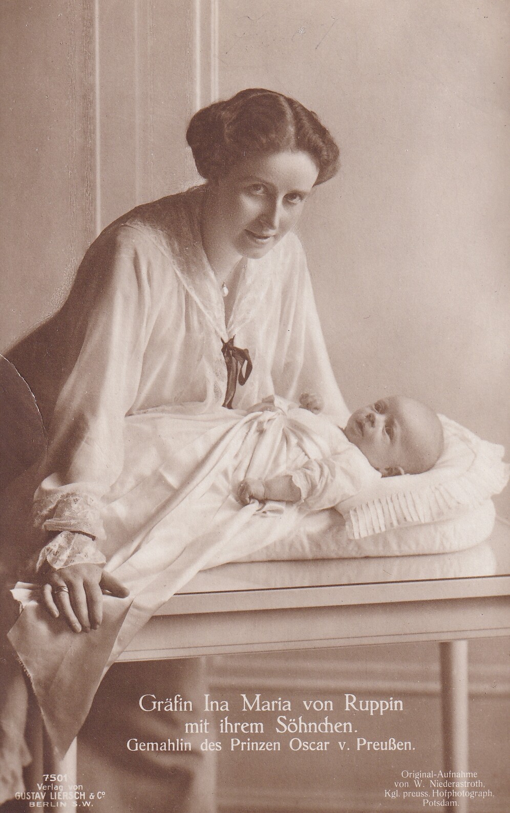 Bildpostkarte mit Foto der Gräfin Ina Marie von Ruppin mit ihrem Sohn Oskar, 1915 (Schloß Wernigerode GmbH RR-F)