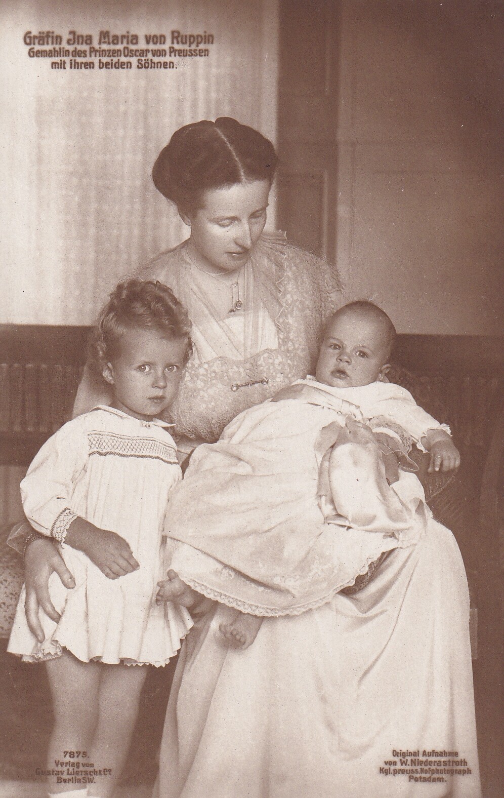 Bildpostkarte mit Foto der Gräfin Ina Marie von Ruppin mit ihren beiden ältesten Söhnen, 1917 (Schloß Wernigerode GmbH RR-F)