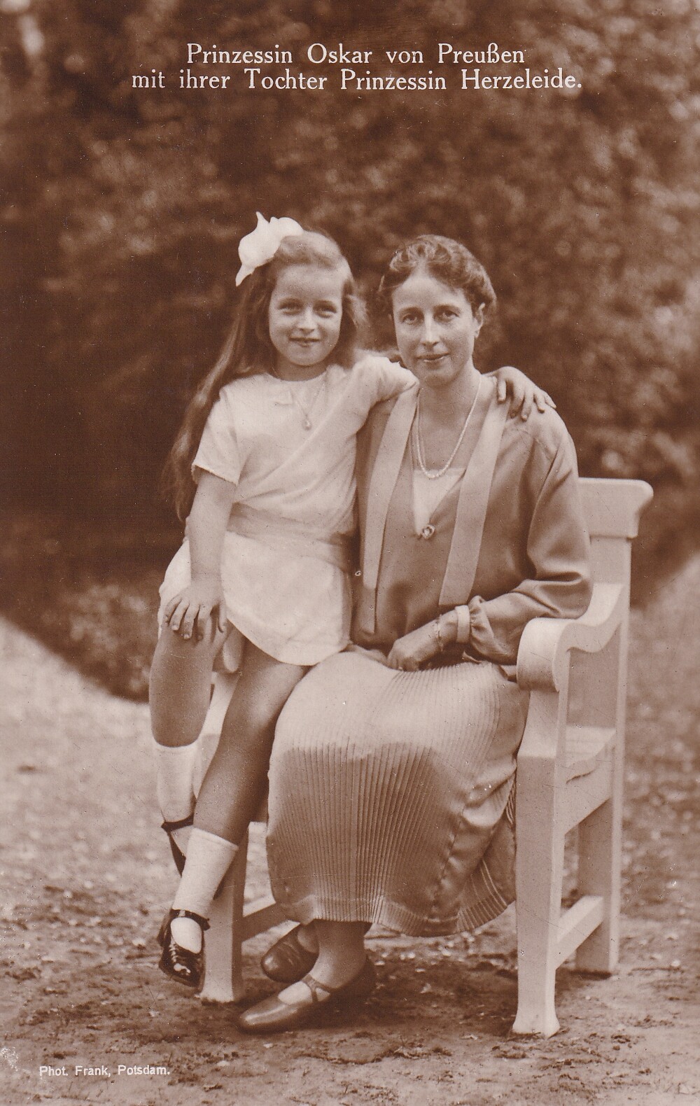 Bildpostkarte mit Foto der Ina Marie Prinzessin von Preußen mit ihrer Tochter Herzeleide, 1926 (Schloß Wernigerode GmbH RR-F)