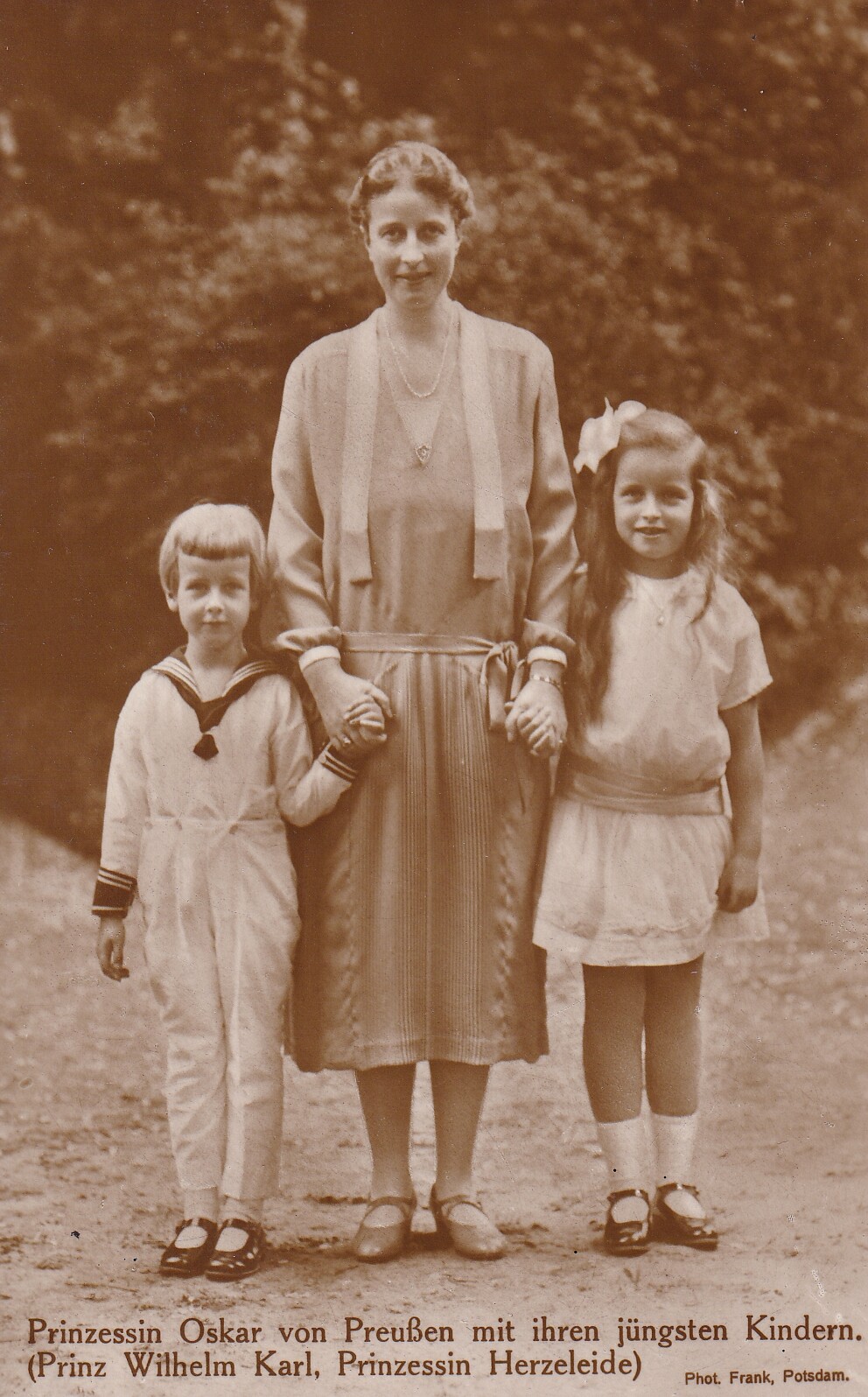 Bildpostkarte mit Foto der Ina Marie Prinzessin von Preußen mit ihren beiden jüngsten Kindern, (Schloß Wernigerode GmbH RR-F)