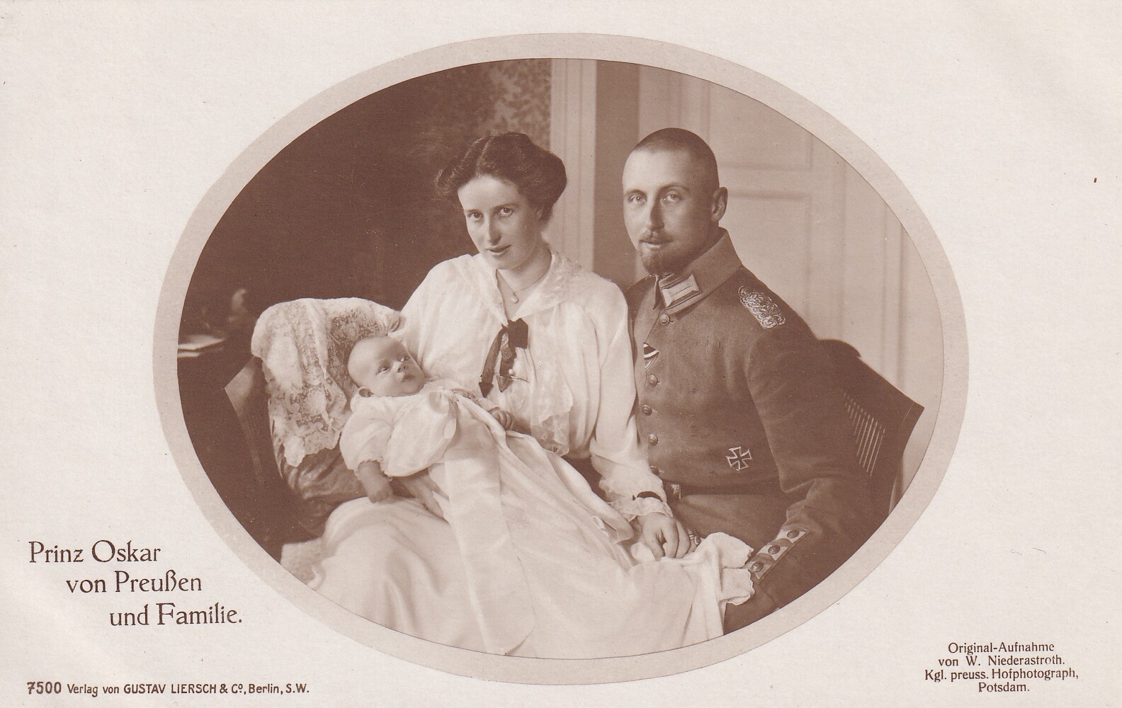 Bildpostkarte mit Foto von Prinz Oskar von Preußen mit Familie, 1915 (Schloß Wernigerode GmbH RR-F)