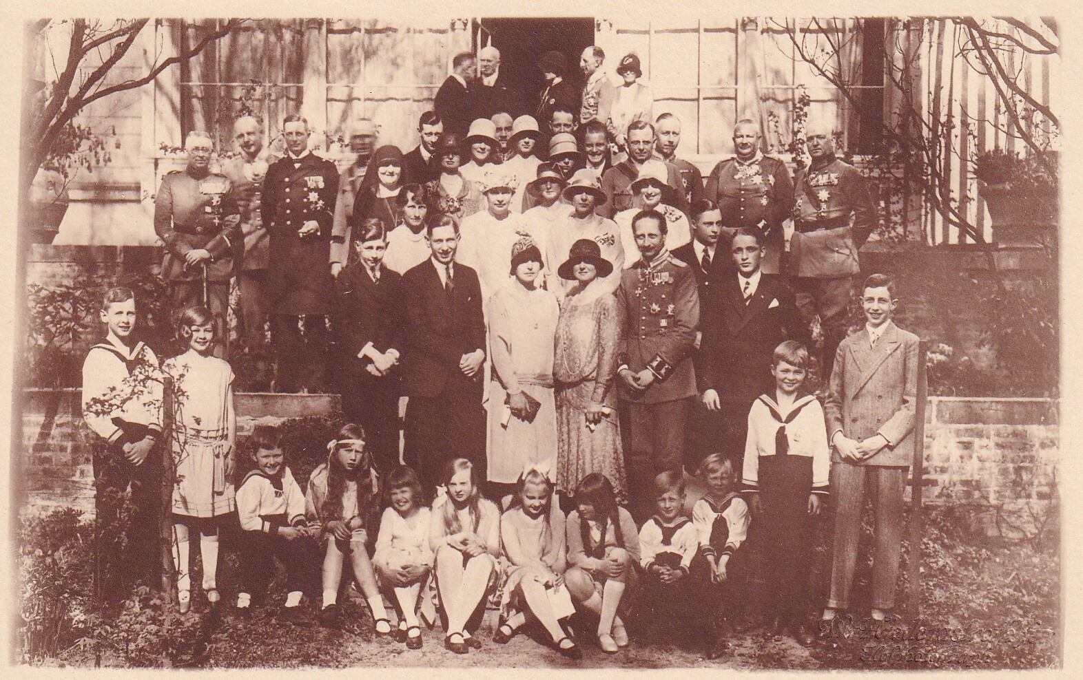 Bildpostkarte mit Gruppenfoto zur Konfirmation des Alexander Ferdinand Prinz von Preußen, 1927 (Schloß Wernigerode GmbH RR-F)