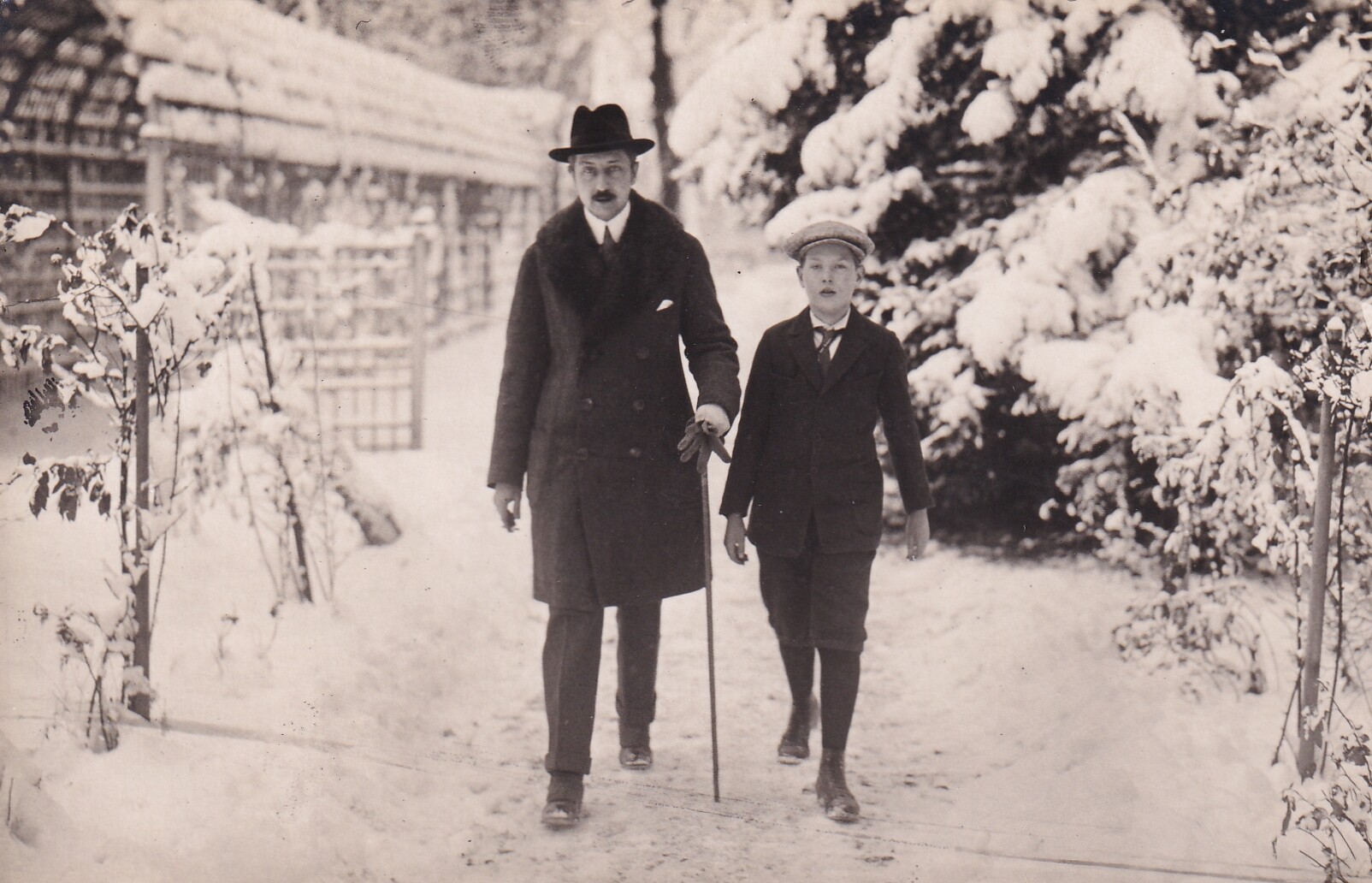 Bildpostkarte mit Foto des August Wilhelm Prinz von Preußen mit seinem Sohn, 1923/24 (Schloß Wernigerode GmbH RR-F)