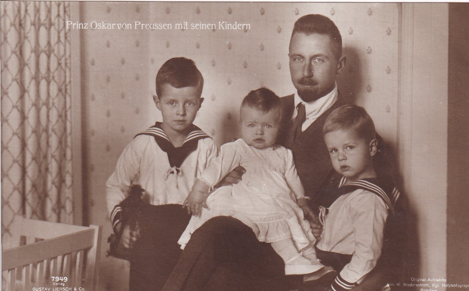 Bildpostkarte mit Foto des Oskar Prinz von Preußen mit seinen Kindern, 1919 (Schloß Wernigerode GmbH RR-F)
