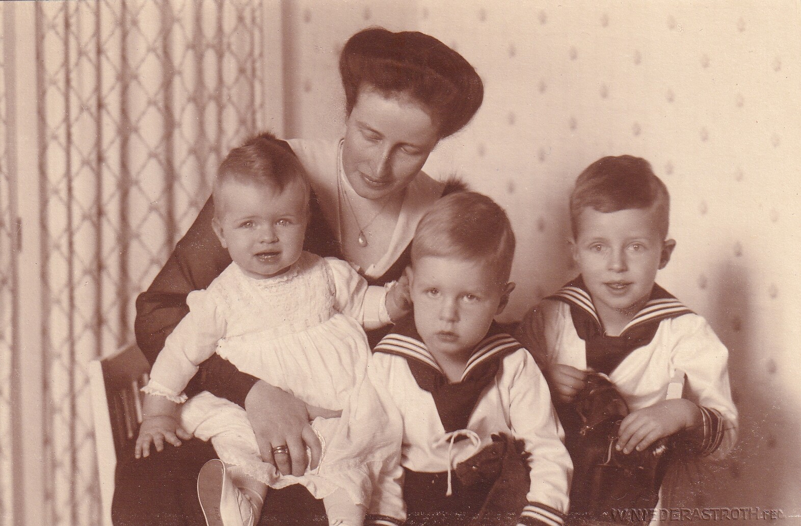 Bildpostkarte mit Foto der Ina Marie Gräfin von Ruppin mit ihren Kindern, 1919 (Schloß Wernigerode GmbH RR-F)