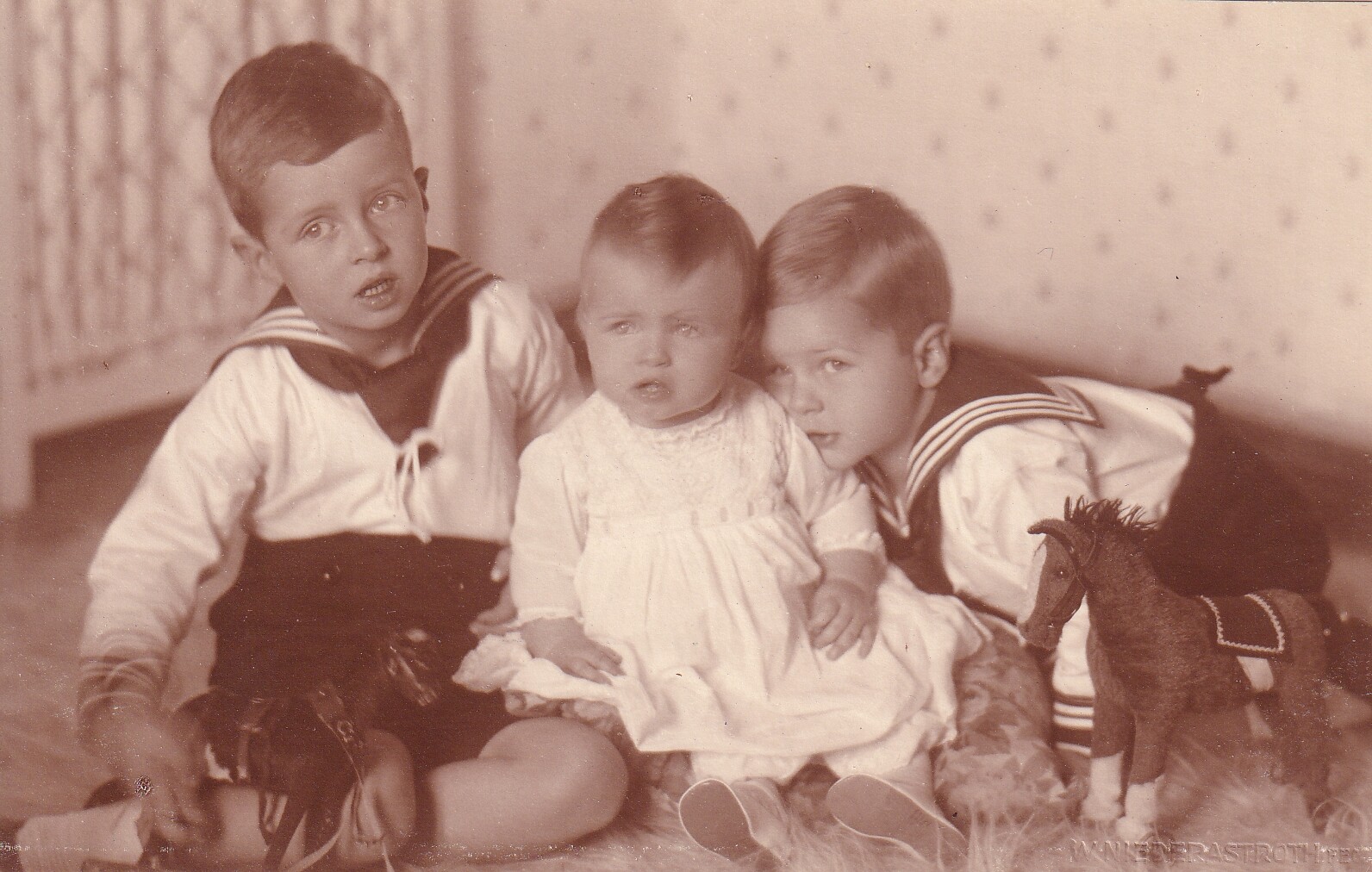 Bildpostkarte mit Foto der Kinder des Oskar Prinz von Preußen, 1919 (Schloß Wernigerode GmbH RR-F)
