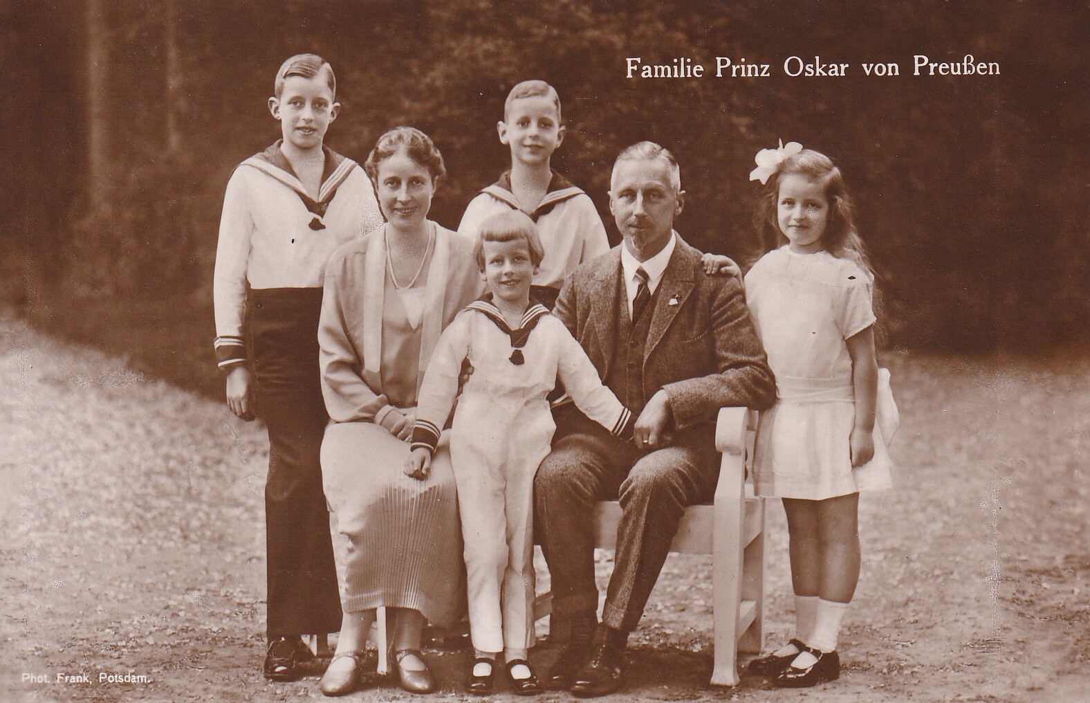 Bildpostkarte mit Foto der Familie des Oskar Prinz von Preußen, 1926 (Schloß Wernigerode GmbH RR-F)