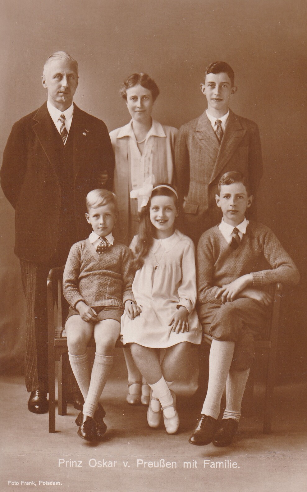 Bildpostkarte mit Foto der Familie des Oskar Prinz von Preußen, 1930 (Schloß Wernigerode GmbH RR-F)