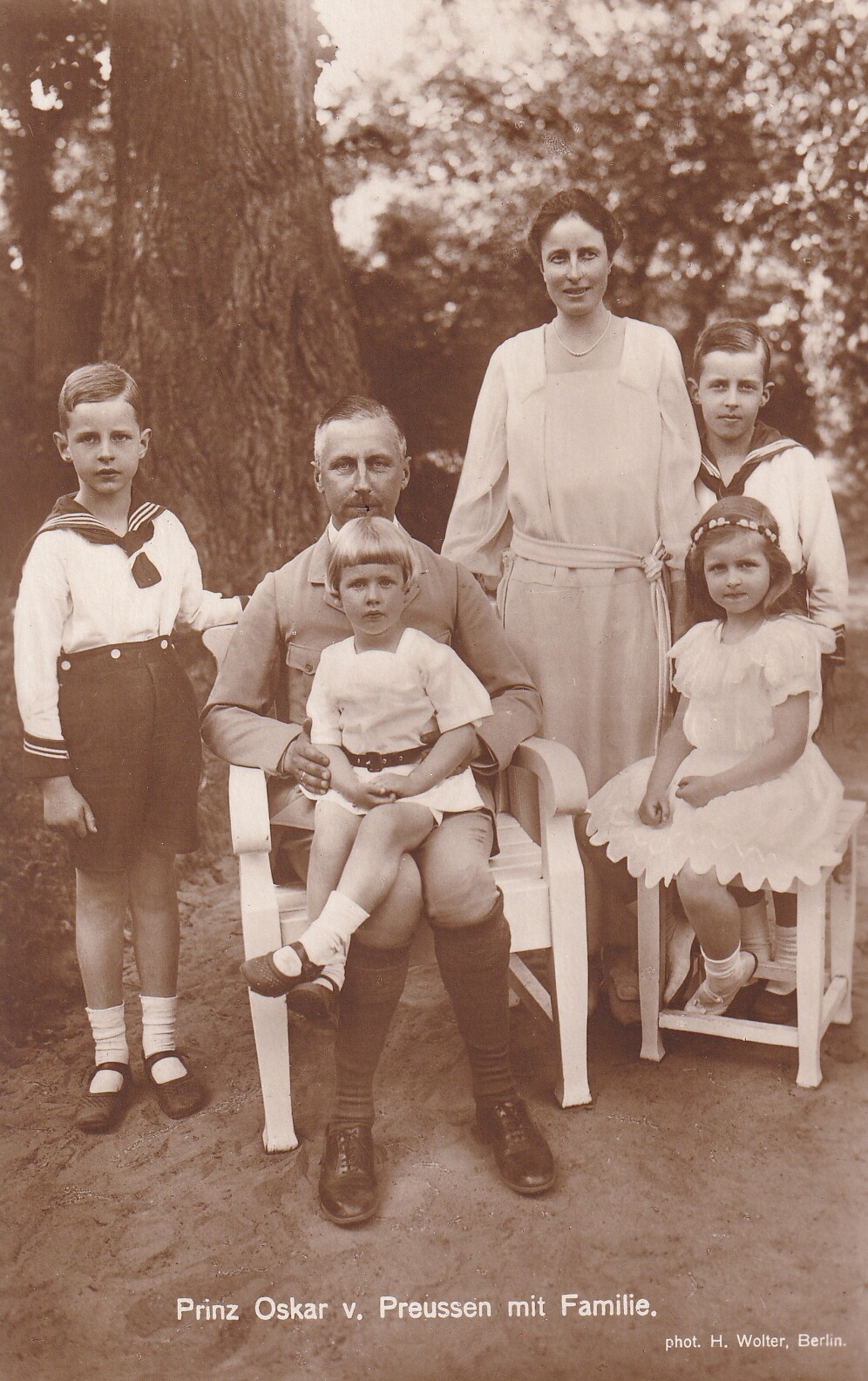Bildpostkarte mit Foto der Familie des Oskar Prinz von Preußen, 1925 (Schloß Wernigerode GmbH RR-F)