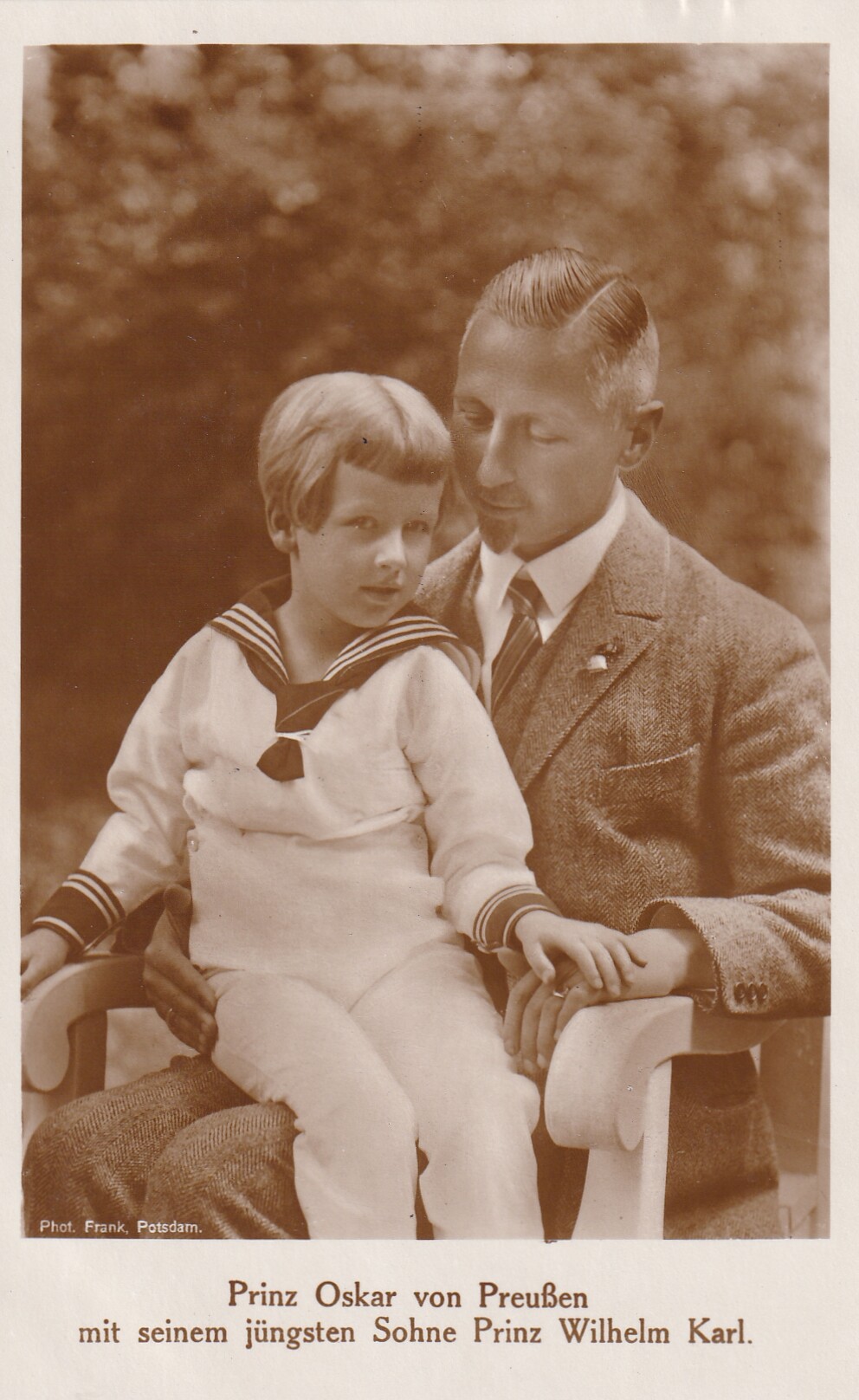 Bildpostkarte mit Foto des Oskar Prinz von Preußen mit seinem jüngsten Sohn, 1926 (Schloß Wernigerode GmbH RR-F)