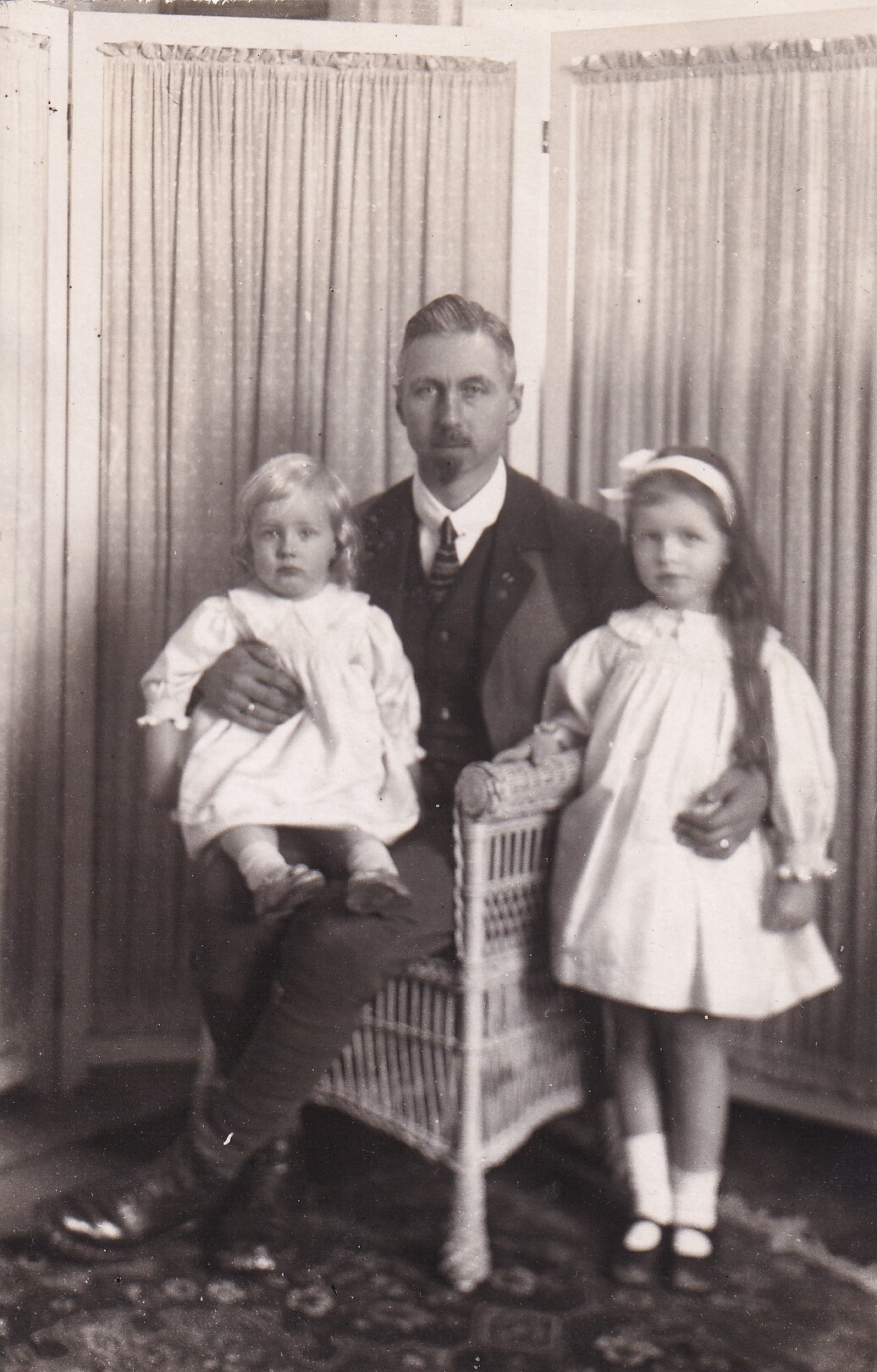 Bildpostkarte mit Foto des Oskar Prinz von Preußen mit seinen beiden jüngsten Kindern, 1923 (Schloß Wernigerode GmbH RR-F)