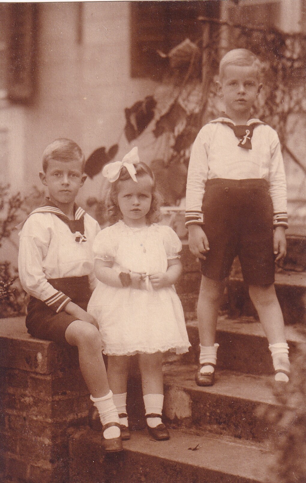 Bildpostkarte mit Foto der drei ältesten Kinder des Oskar Prinz von Preußen, 1921 (Schloß Wernigerode GmbH RR-F)