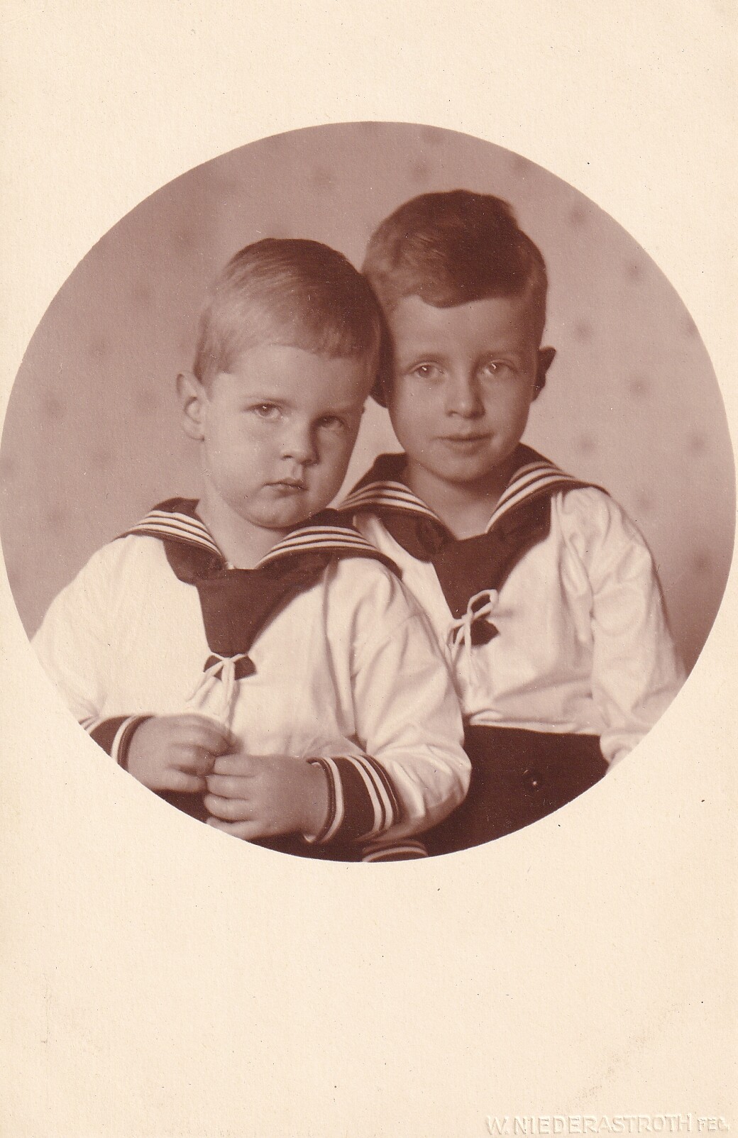 Bildpostkarte mit Foto der beiden ältesten Söhne des Oskar Prinz von Preußen, 1919 (Schloß Wernigerode GmbH RR-F)