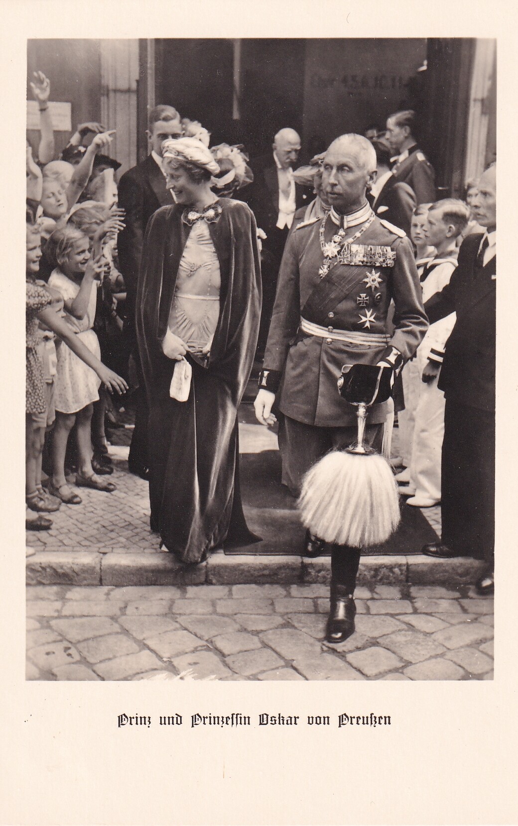 Bildpostkarte mit Foto des Oskar Prinz von Preußen mit Frau bei der Hochzeit ihrer Tochter, 1938 (Schloß Wernigerode GmbH RR-F)