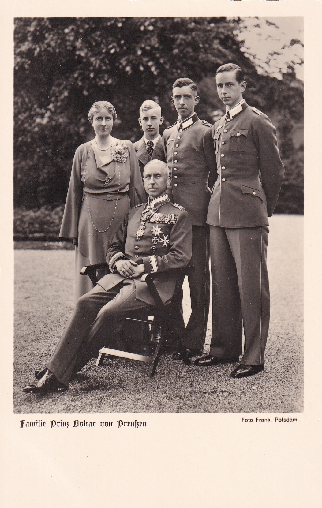 Bildpostkarte mit Foto der Familie des Oskar Prinz von Preußen, 1937 (Schloß Wernigerode GmbH RR-F)