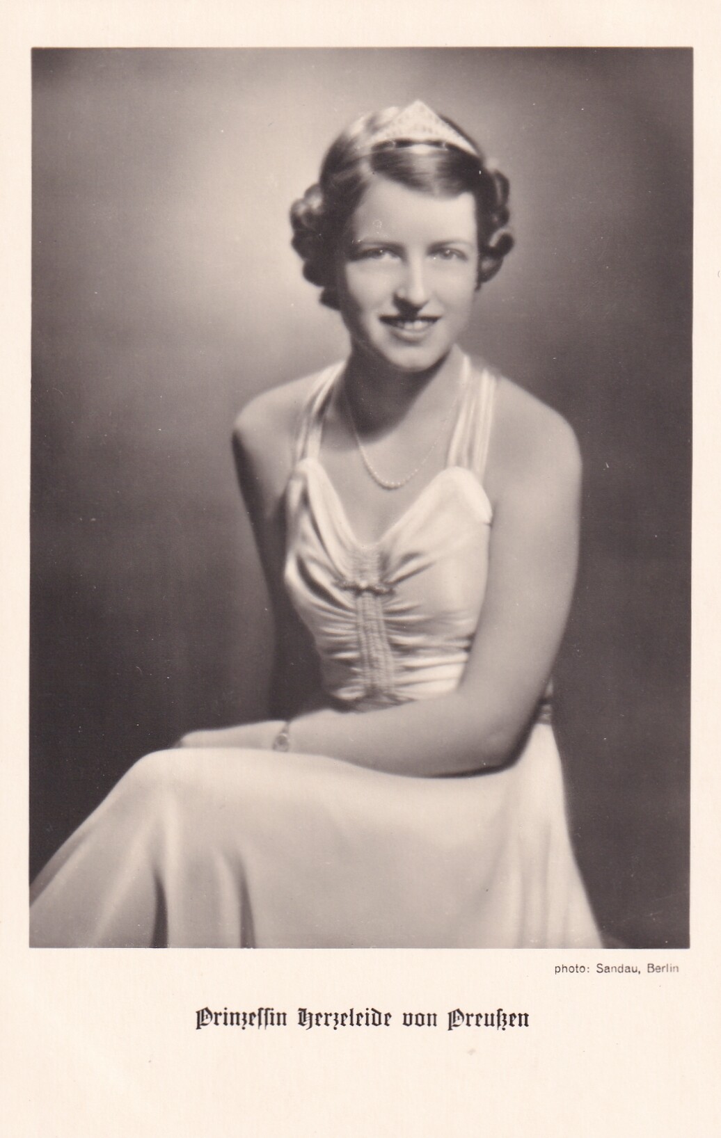 Bildpostkarte mit Foto der Herzeleide Prinzessin von Preußen, 1937 (?) (Schloß Wernigerode GmbH RR-F)