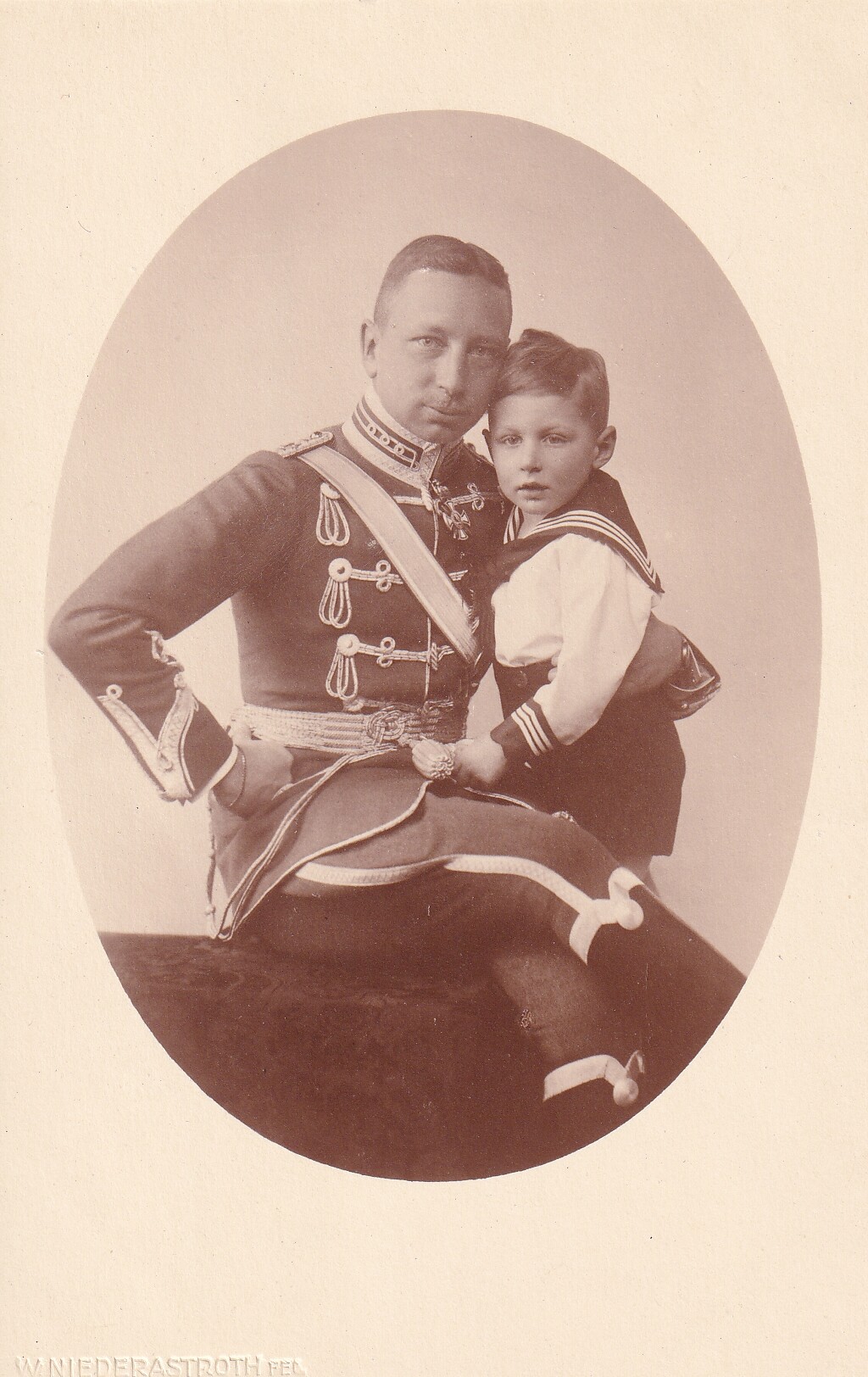 Bildpostkarte mit Foto des Joachim Prinz von Preußen mit seinem Sohn Franz Joseph, 1919 (Schloß Wernigerode GmbH RR-F)