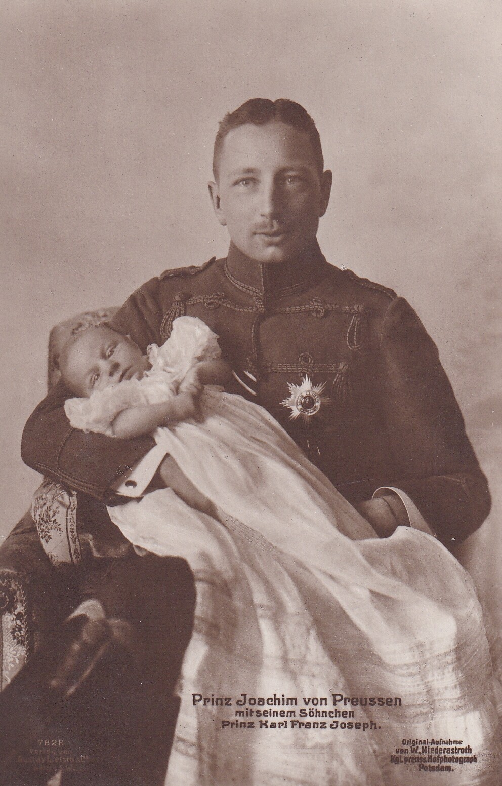 Bildpostkarte mit Foto des Prinzen Joachim von Preußen mit seinem Sohn Franz Joseph, 1917 (Schloß Wernigerode GmbH RR-F)
