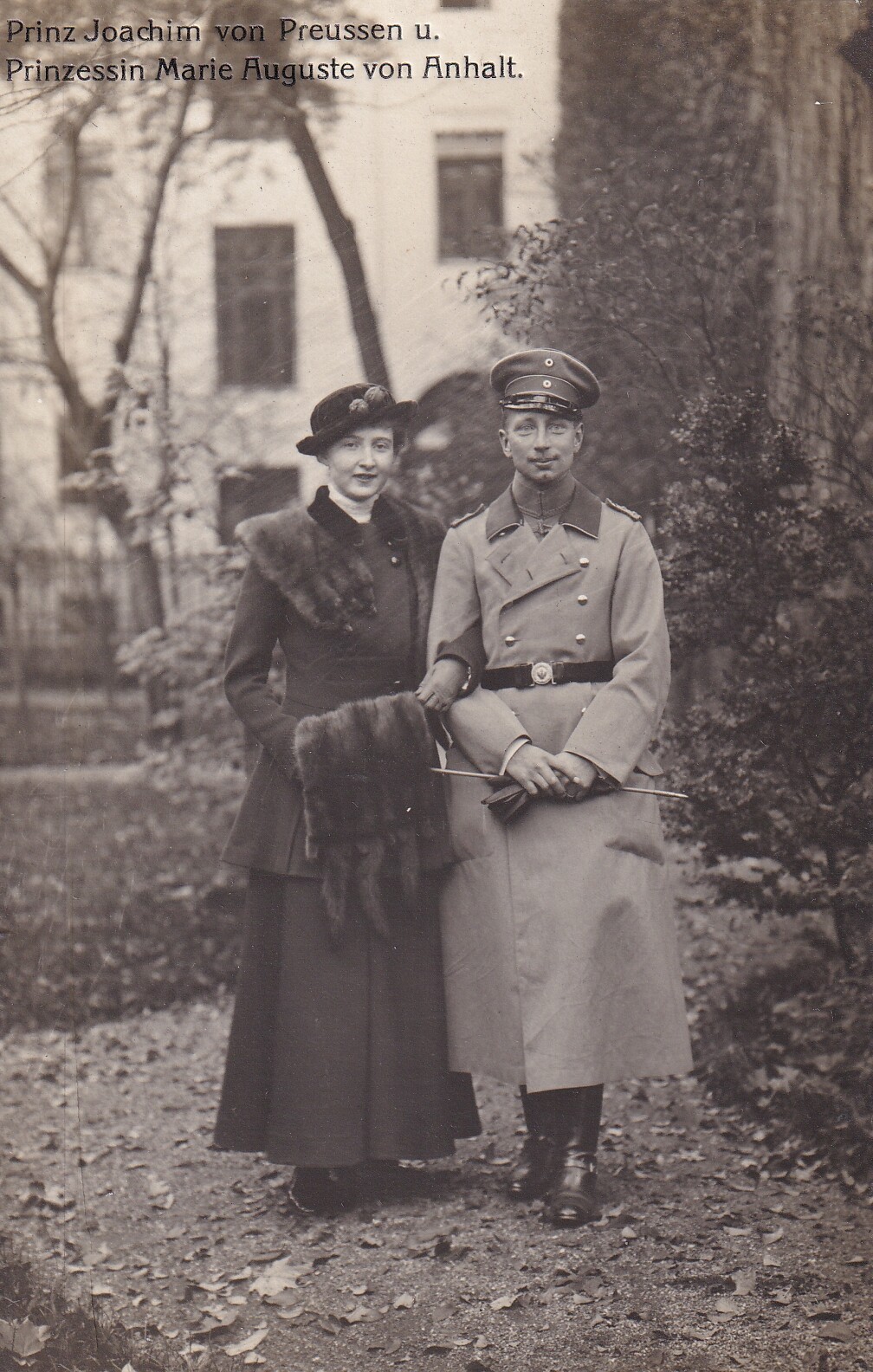 Bildpostkarte mit Foto des Prinzen Joachim von Preußen mit Prinzessin Marie Auguste von Anhalt, 1915 (Schloß Wernigerode GmbH RR-F)