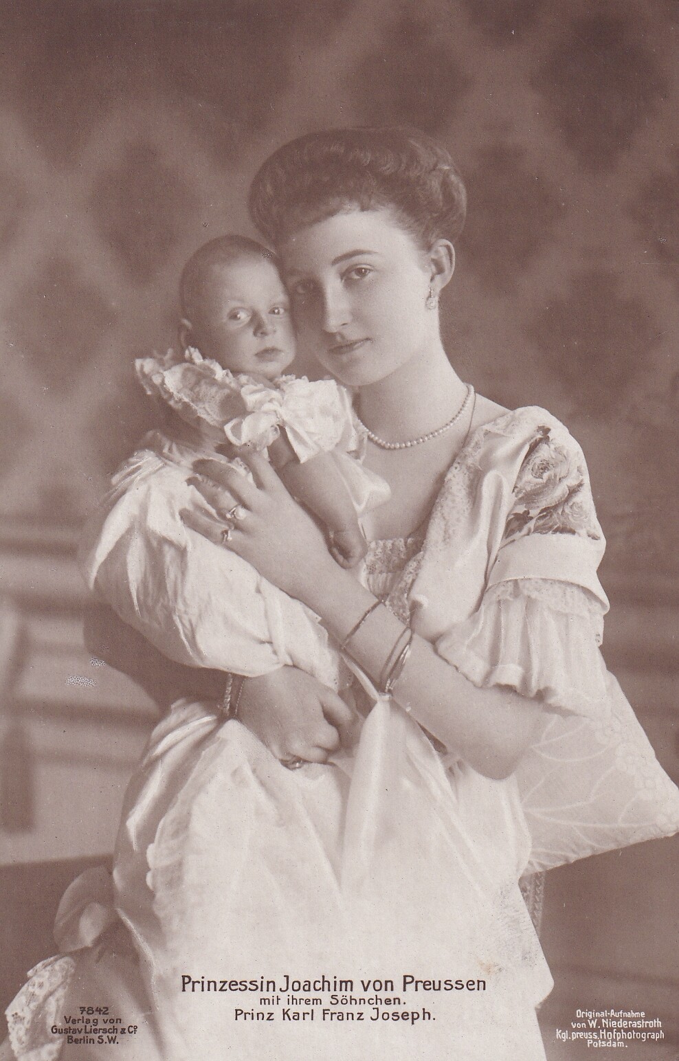 Bildpostkarte mit Foto der Prinzessin Marie Auguste von Preußen mit ihrem Sohn, 1917 (Schloß Wernigerode GmbH RR-F)