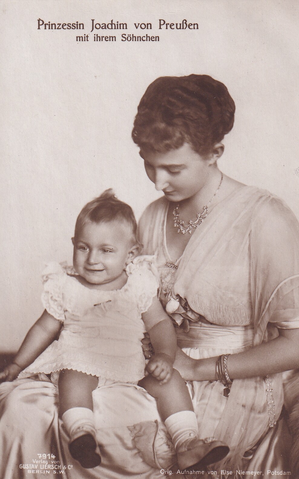 Bildpostkarte mit Foto der Prinzessin Marie Auguste von Preußen mit ihrem Sohn, 1917 (Schloß Wernigerode GmbH RR-F)
