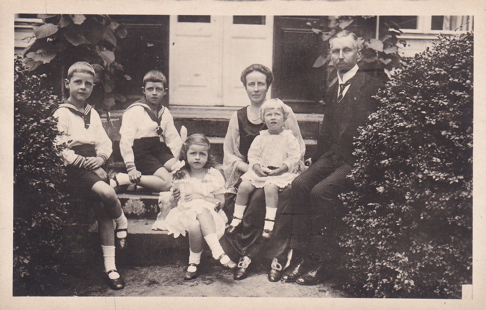 Bildpostkarte mit Foto der Familie des Oskar Prinz von Preußen, 1924 (Schloß Wernigerode GmbH RR-F)