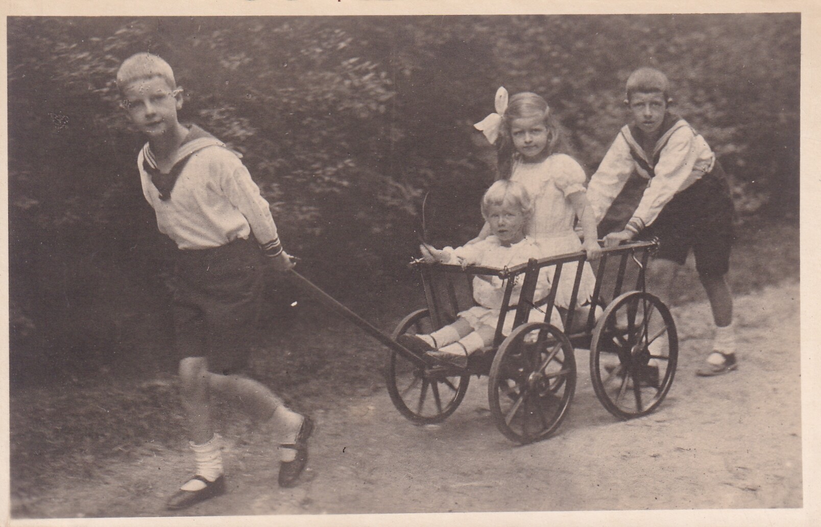 Bildpostkarte mit Foto der Kinder des Oskar Prinz von Preußen, 1924 (Schloß Wernigerode GmbH RR-F)