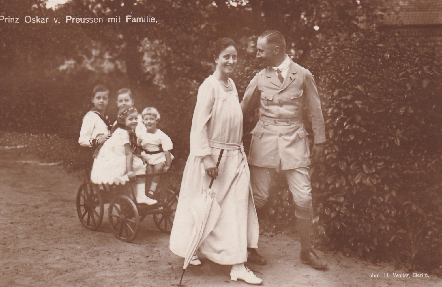 Bildpostkarte mit Foto der Familie des Oskar Prinz von Preußen, 1925 (Schloß Wernigerode GmbH RR-F)