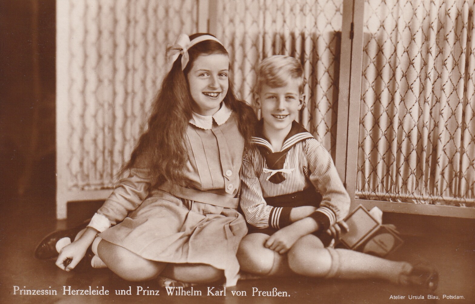 Bildpostkarte mit Foto der beiden jüngsten Kinder des Oskar Prinz von Preußen, 1932 (Schloß Wernigerode GmbH RR-F)