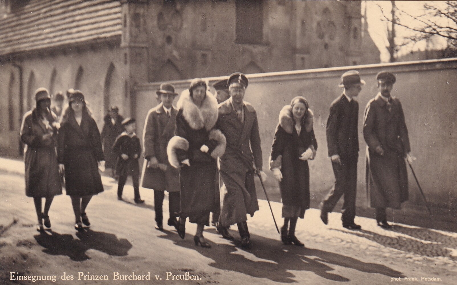 Bildpostkarte mit Gruppenfoto bei der Einsegnung des Burchard Prinz von Preußen, 1932 (Schloß Wernigerode GmbH RR-F)