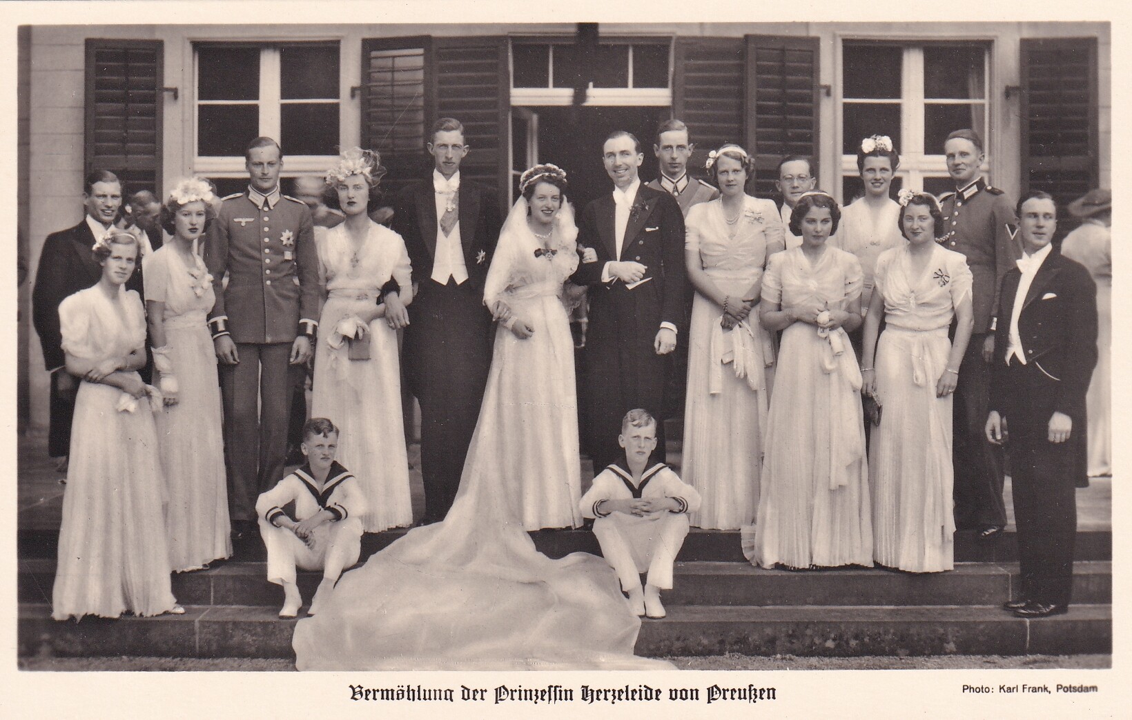Bildpostkarte mit Gruppenfoto der Hochzeit der Herzeleide Prinzessin von Preußen, 1938 (Schloß Wernigerode GmbH RR-F)