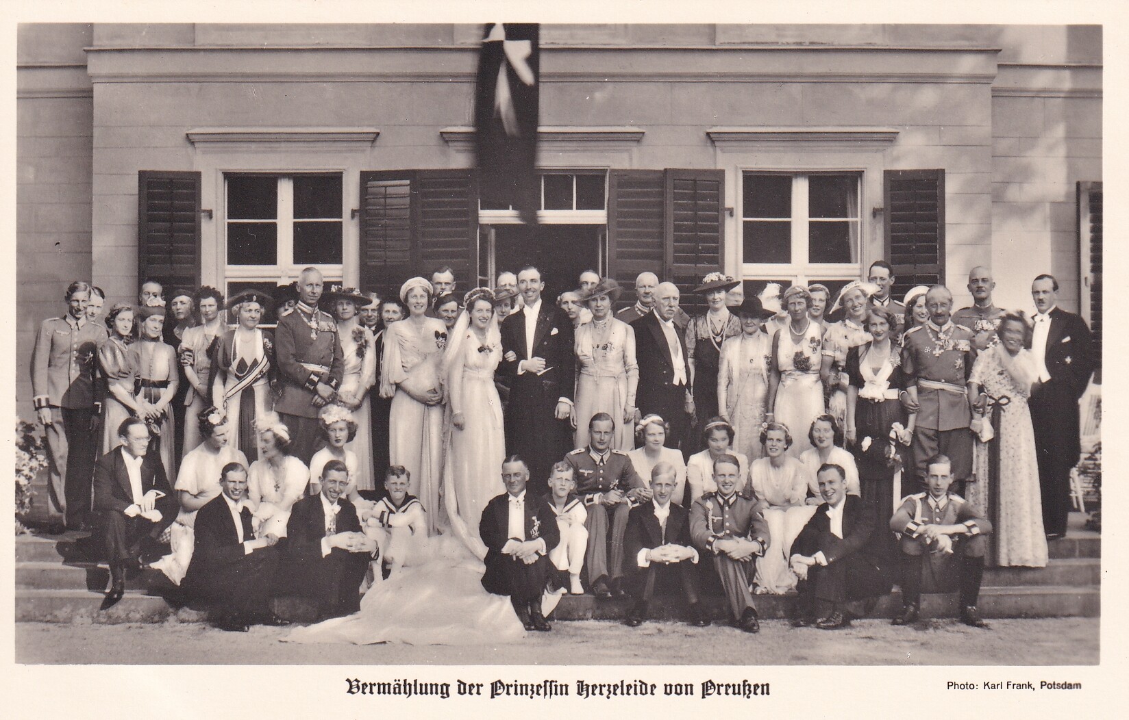 Bildpostkarte mit Gruppenfoto der Hochzeit der Herzeleide Prinzessin von Preußen, 1938 (Schloß Wernigerode GmbH RR-F)