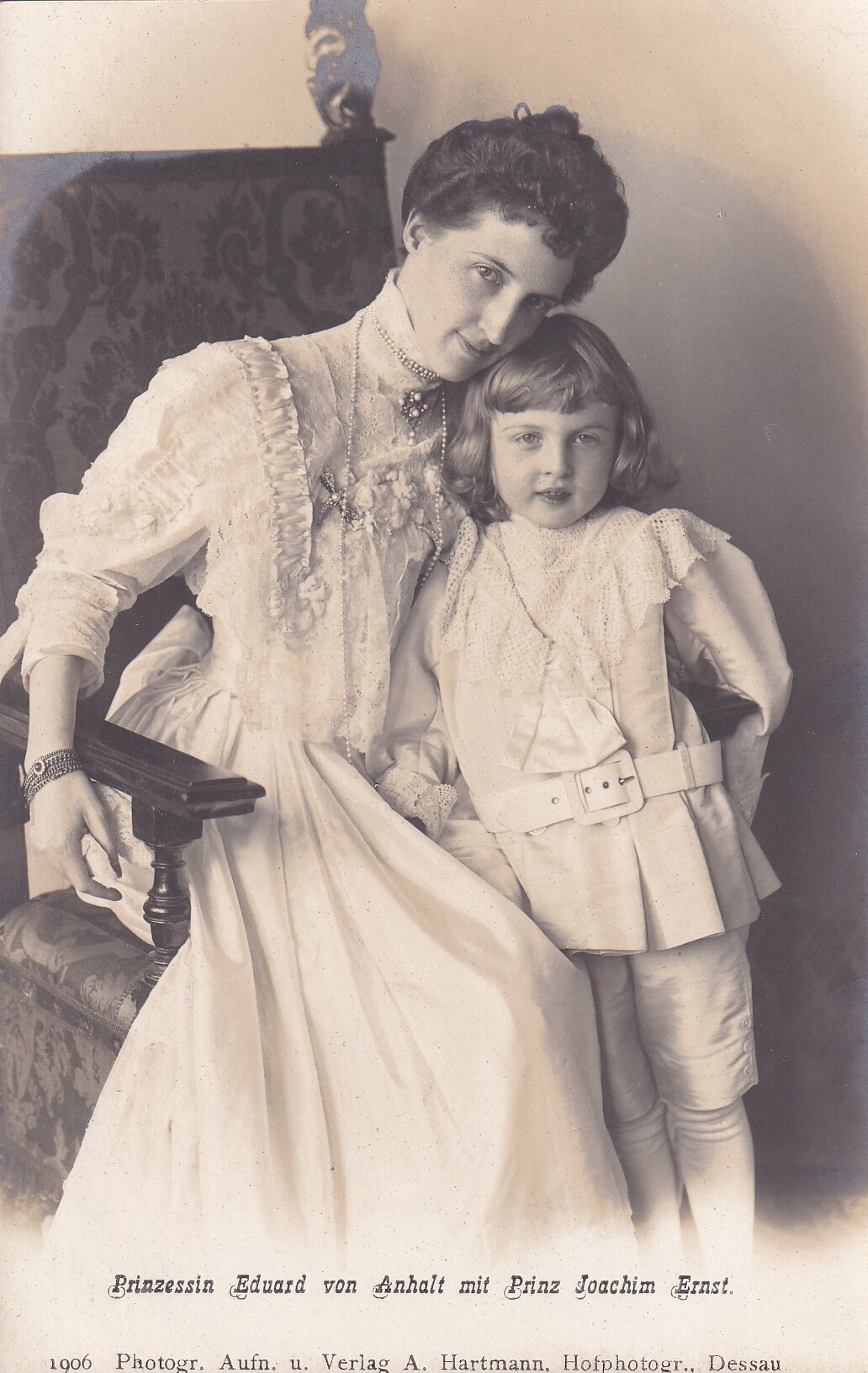 Bildpostkarte mit Foto der Prinzessin Luise von Anhalt mit ihrem Sohn Joachim Ernst, 1906 (Schloß Wernigerode GmbH RR-F)